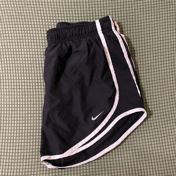 Vintage Black Nike Shorts in Medium - Picture 3 of 3
